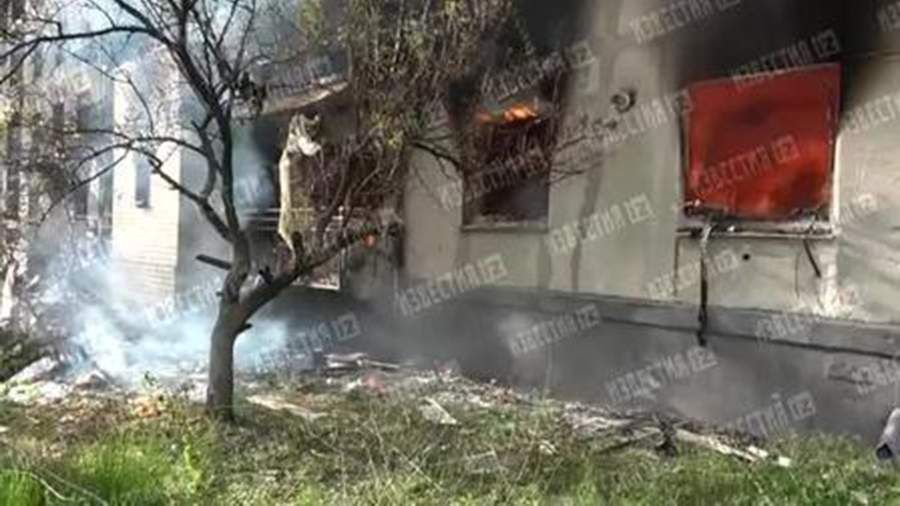 В результате удара ВСУ загорелся многоэтажный дом в Рубежном