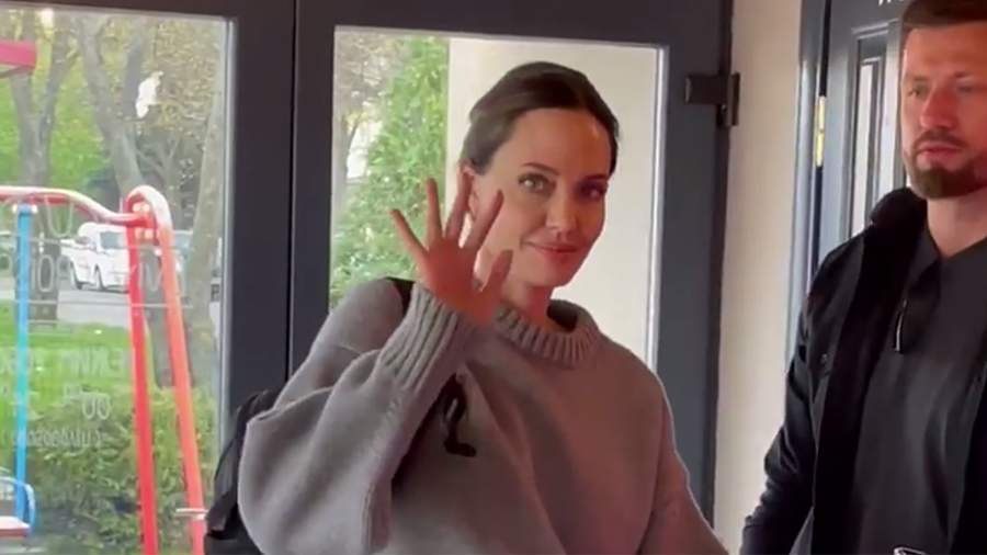 Анджелину Джоли заметили в кафе во Львове