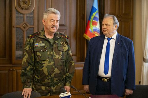 "Единая Россия" в преддверии 9 Мая вручает подарочные наборы проживающим в ЛНР ветеранам