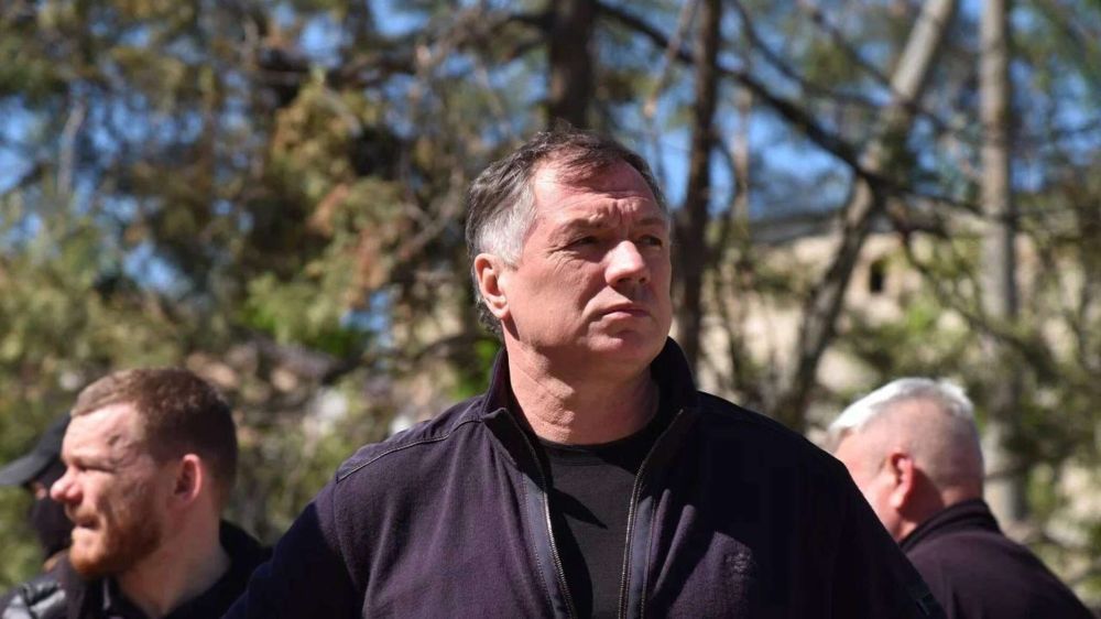 "Будем помогать": Хуснуллин побывал в разрушенном Мариуполе