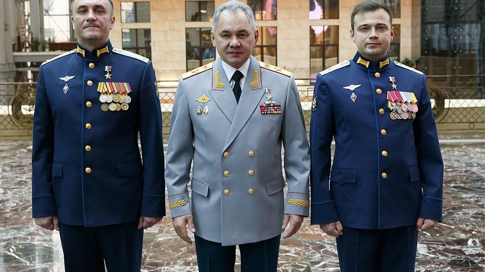 Шойгу вручил асам медали "Золотая Звезда" за освобождение Донбасса