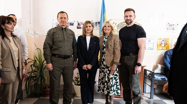 Отход бригады ВСУ из Лисичанска, «живой щит» Запорожья, визит жены Байдена и благодарность Квин, клинч «Азова» и Офиса президента. Хроника событий на Украине на утро 9 мая