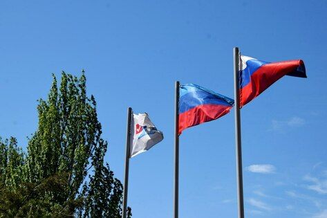 Церемонии поднятия флага, возложения цветов и концерты прошли в ЛНР в День Республики