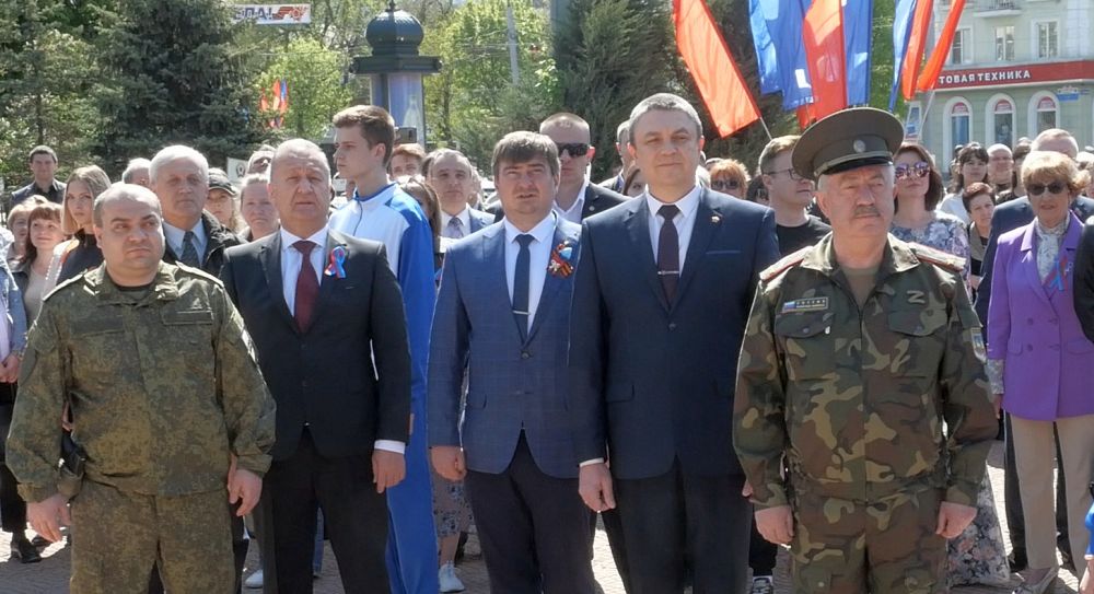 Руководители ЛНР и Луганска в День Республики приняли участие в церемонии поднятия Государственного флага и возложении цветов к памятным местам