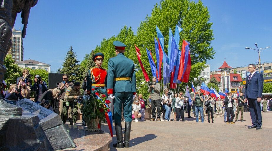Церемонии поднятия флага ЛНР прошла в Луганске