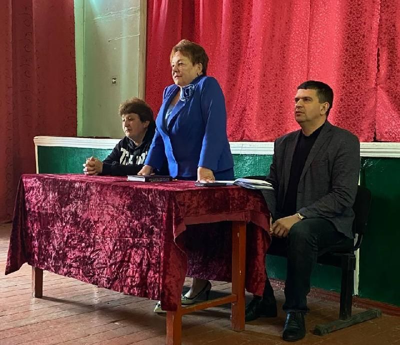 Олег Коваль и Зинаида Наден провели сход жителей села Шапаровка Белокуракинского района