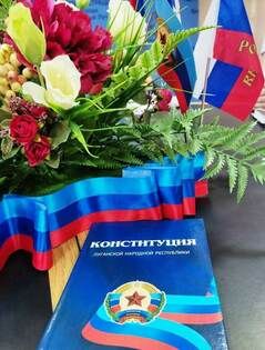 Круглые столы, информационные часы и молодежные акции прошли в ЛНР в День Конституции