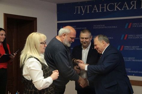 Координатор "Единой России" в ЛНР вручил партбилеты сотрудникам Госбанка Республики