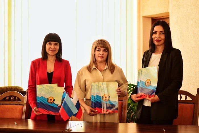 Уполномоченный по правам человека в ЛНР Виктория Сердюкова, общественная организация "Союз женщин Донбасса" (СЖД) и московский благотворительный фонд "Гольфстрим" подписали соглашения о сотрудничестве. Об этом сообщила пресс-служба СЖД