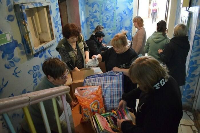 Первые 239 проживающих в Первомайске семей, в которых воспитывается 405 детей, получили гуманитарную помощь, переданную прифронтовому городу жителями Калужской области. Об этом сообщил глава городской администрации Сергей Колягин