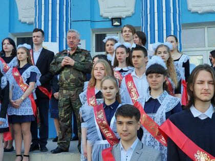 Депутат Госдумы РФ Виктор Водолацкий посетил Последний звонок в луганской школе № 5