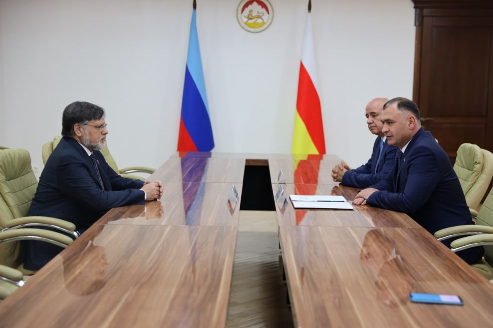 Президент Республики Южная Осетия Алан Гаглоев в первый рабочий день после вступления в должность принял Министра иностранных дел Луганской Народной Республики Владислава Дейнего