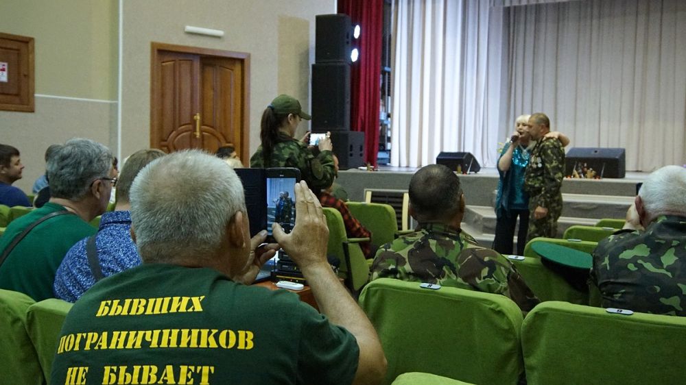 «Просто до слез. Эмоции просто захлестнули!» В освобожденном Новоайдаре впервые за 8 лет отпраздновали День пограничника
