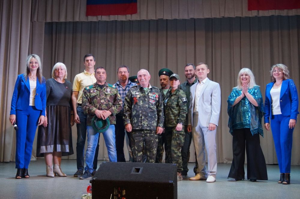 В Новоайдаре поздравили пограничников с праздником и передали подарки эвакуированным детям