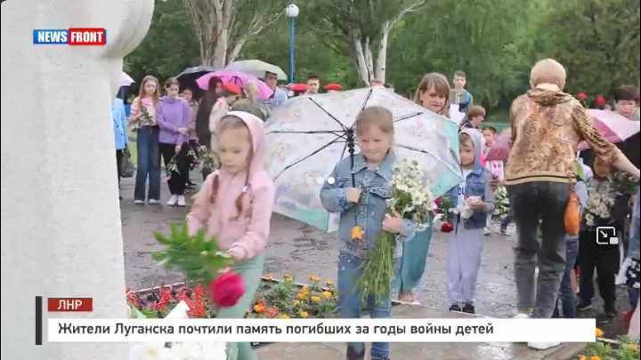 Жители Луганска почтили память погибших за годы войны детей