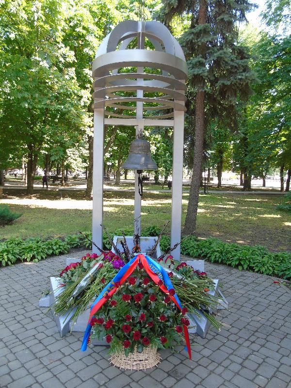 Руководство республики, депутаты Государственной Думы РФ, жители и гости Луганска почтили память жертв авиаудара по Луганской областной государственной администрации