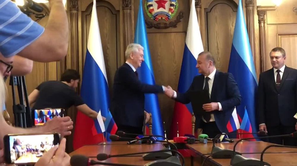 Москва и Луганск стали городами-побратимами, соответствующую декларацию подписали мэры столиц России и ЛНР Сергей Собянин и Манолис Пилавов
