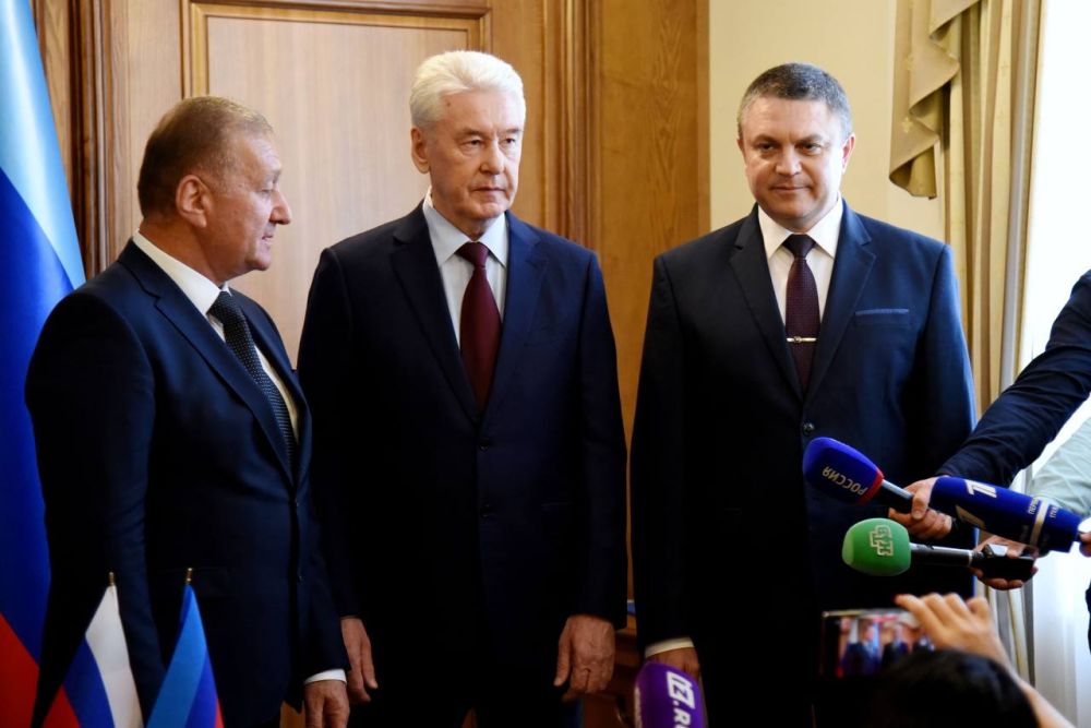 Луганск и Москва теперь официально города-побратимы!