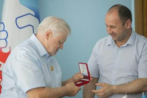 Председатель ФП ЛНР вручил лидеру "Справедливой России" памятную монету Госбанка ЛНР