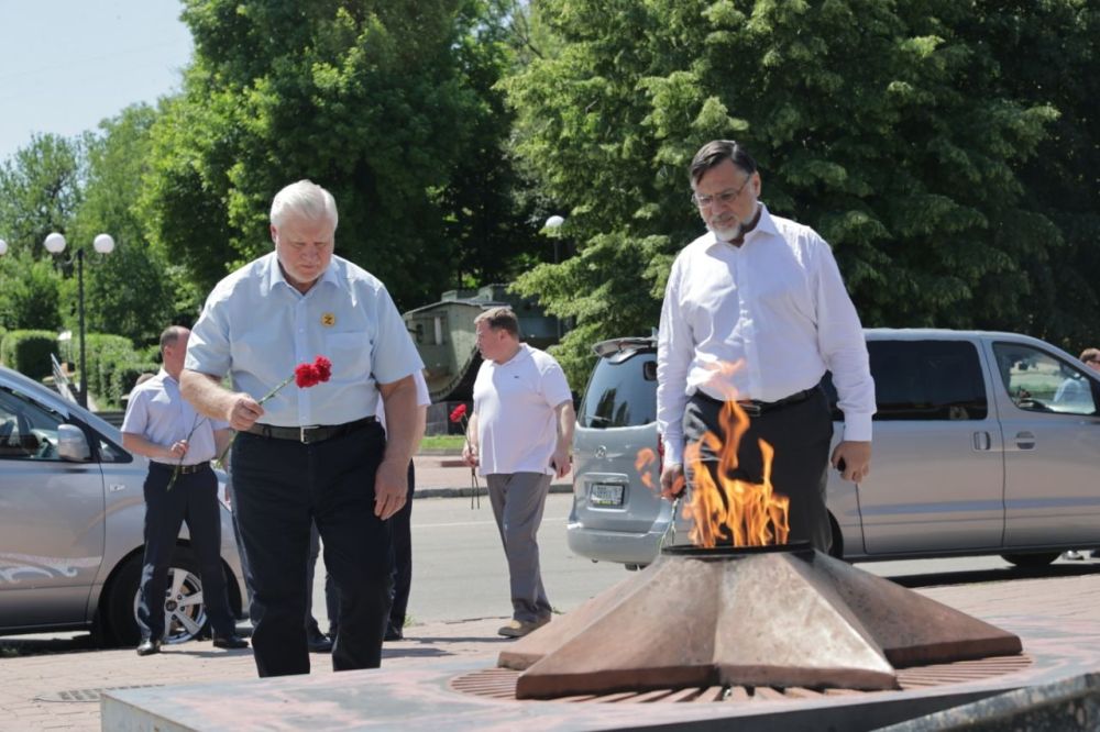 В ходе визита в Луганскую Народную Республику председатель политической партии "Справедливая Россия — Патриоты — За...