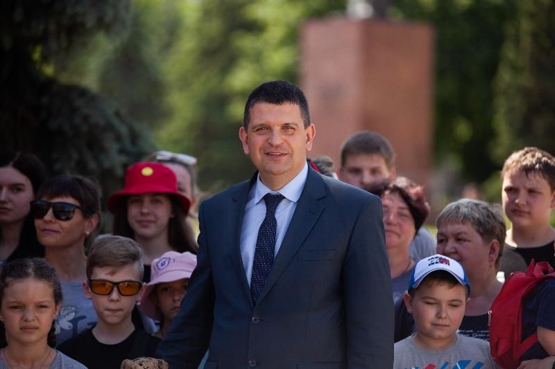 Олег Коваль и Андрей Губарев проводили работников образования и их детей на оздоровление в город Алушту