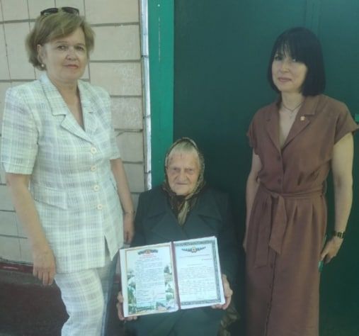 Представители администрации Луганска поздравили с 95-летием ветерана Великой Отечественной войны Елену Волкову