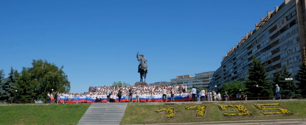 Флешмоб ко Дню России состоялся в Луганске