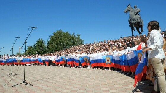Порядка 1,5 тыс. человек приняли участие в песенном флешмобе ко Дню России в Луганске