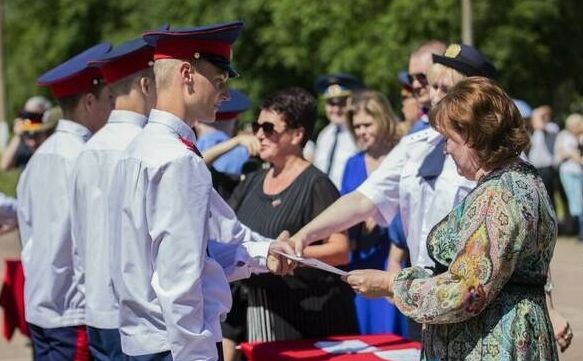 Замглавы Луганска поздравила выпускников кадетского корпуса