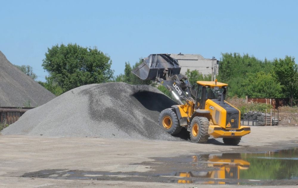 Первые 17 единиц спецтехники доставили щебень на территорию нового асфальтобетонного завода