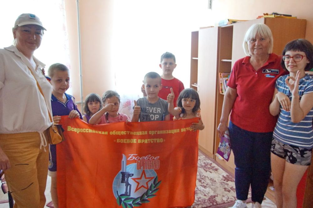 Депутат Светлана Гизай и представители «Боевого братства» передали в Новоайдаре помощь эвакуированным жителям