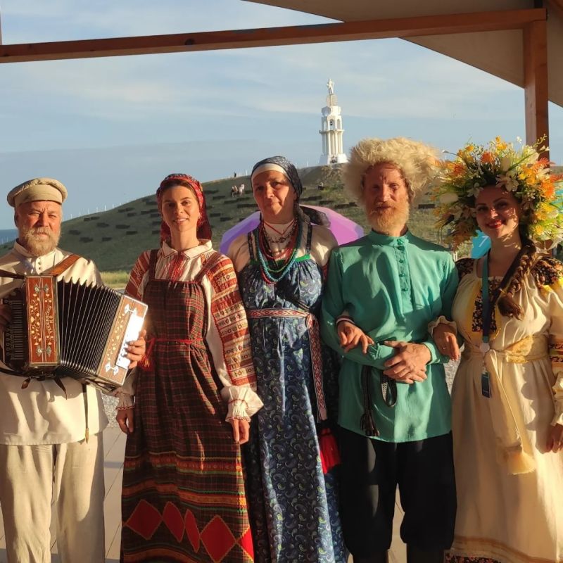 Артисты Луганской академической филармонии, которые принимают участие в заезде «Кириллица» арт-кластера «Таврида» в Крыму, побывали на встречах с представителями властей России, а также мастер-классах от известных артистов