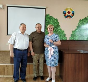 Координатор "Единой России" в ЛНР вручил партбилеты 126 сотрудникам Минприроды Республики