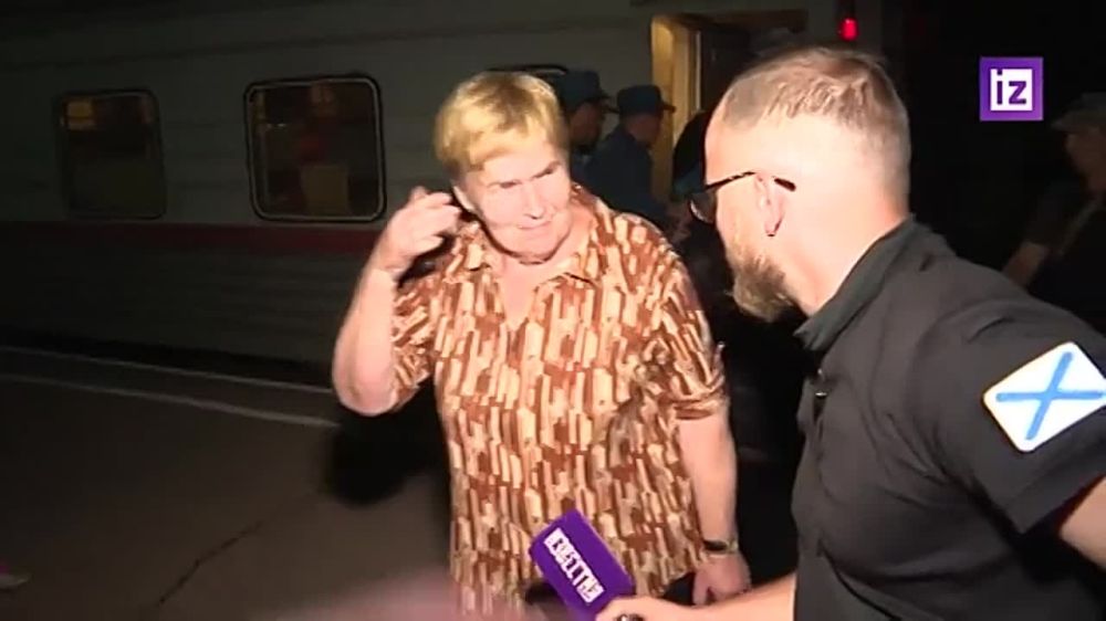 Очередной поезд с беженцами прибыл на вокзал Луганска