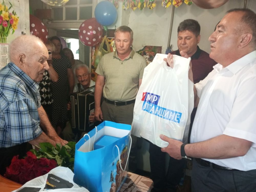 В Станично-Луганском районе поздравили со 100-летием ветерана Великой Отечественной войны Василия Чередниченко