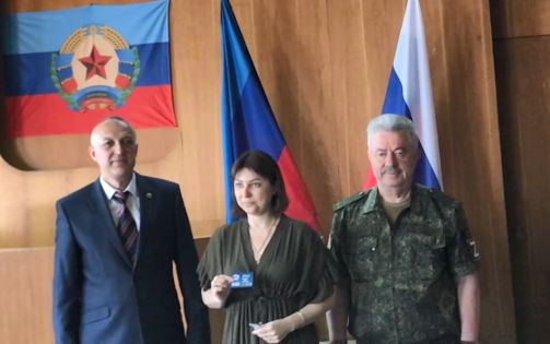 Более 100 сотрудников Минфина ЛНР получили партбилеты "Единой России"