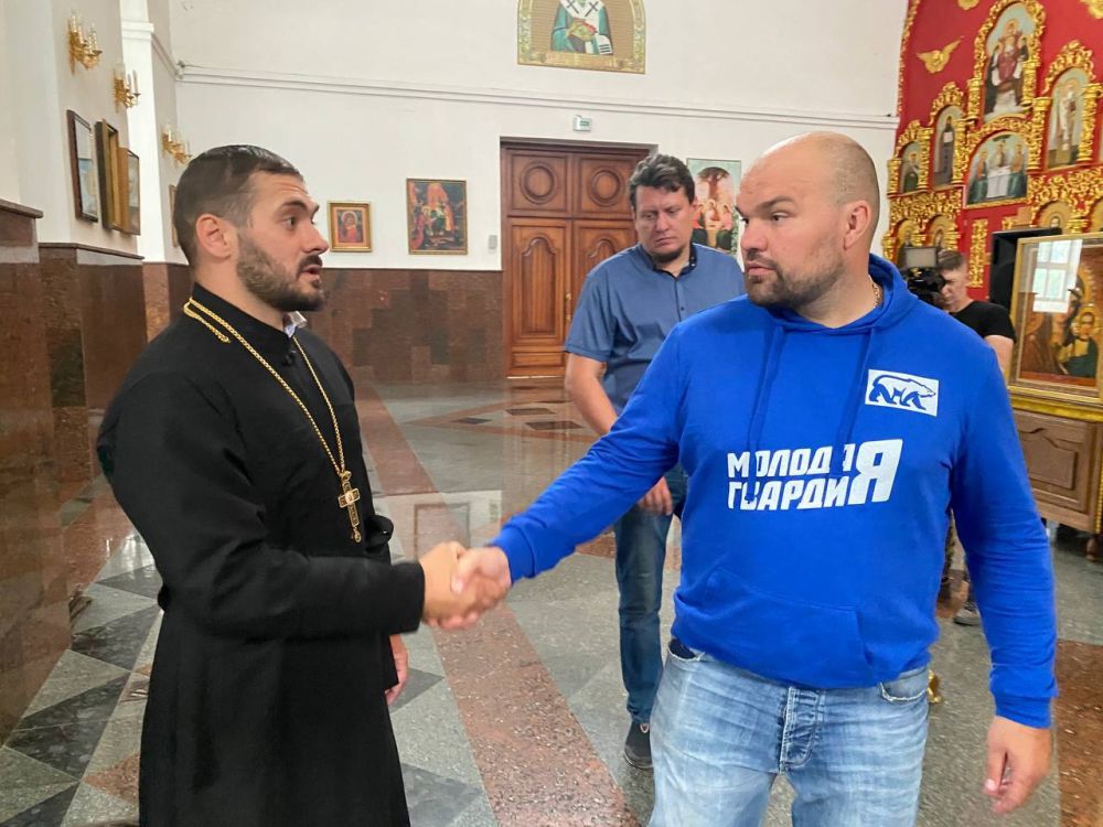 Сегодня в ЛНР Председатель «Молодой Гвардии» Антон Демидов посетил детский досуговый центр «Единой России» в Свято-Владимирском кафедральном соборе