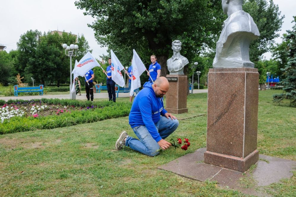 Председатель Всероссийской общественной организации «Молодая Гвардия Единой России» Антон Демидов и представители «Молодой...