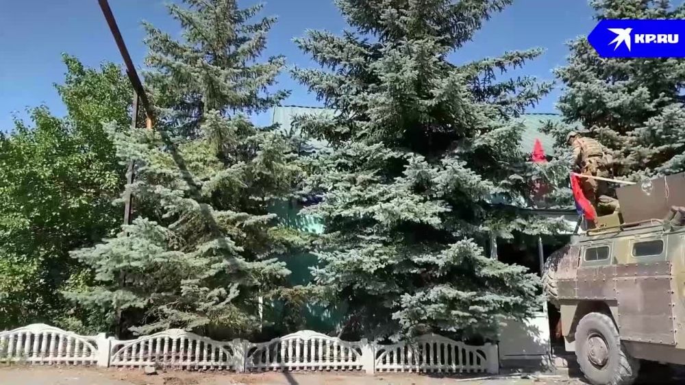 На здание администрации Белогоровки водрузили знамя Победы