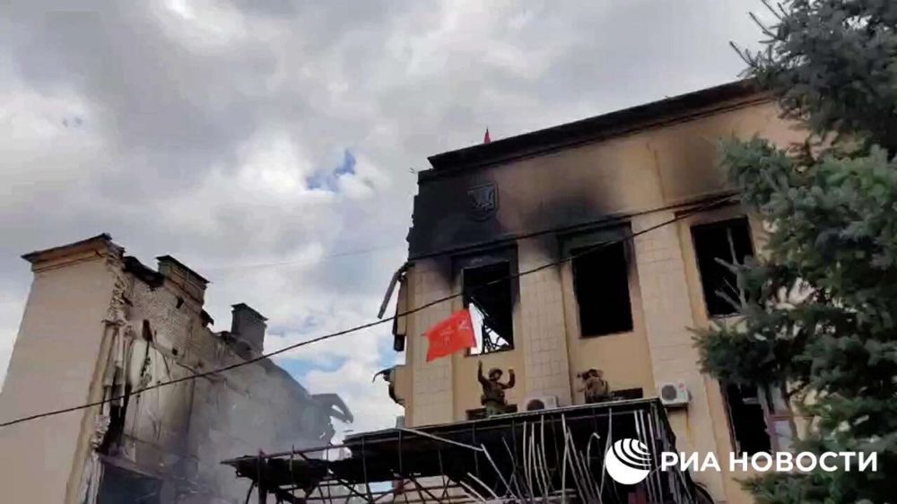 Жители Лисичанска поднимают Знамена Победы и российские флаги