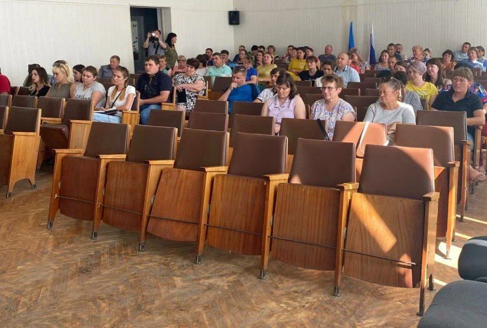 В актовом зале администрации состоялась рабочая встреча депутатов Народного Совета Луганской Народной Республики Андрея Тамбовцева и Олега Коваля с руководителями Государственных учреждений Троицкого района