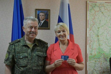 Депутат Госдумы вручил партбилеты "Единой России" сотрудникам Минсельхоза ЛНР