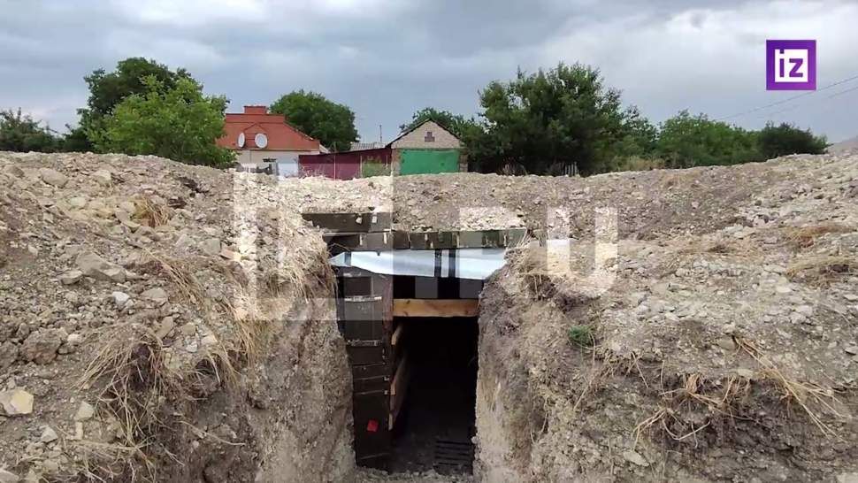 Украинские военные копали окопы около жилых домов в Лисичанске