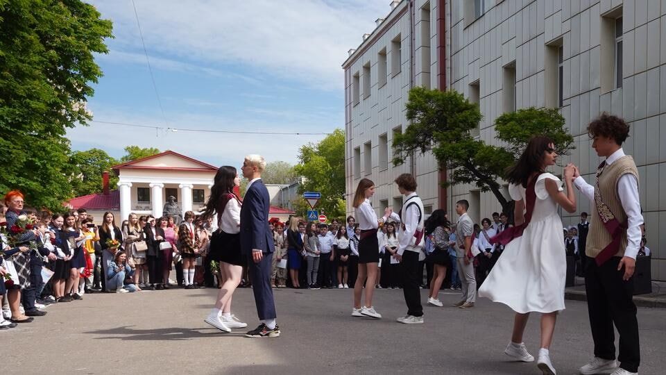 Выпускники педуниверситета Луганска будут работать в школах ЛНР, заявила ректор ЛГПУ Жанна Марфина