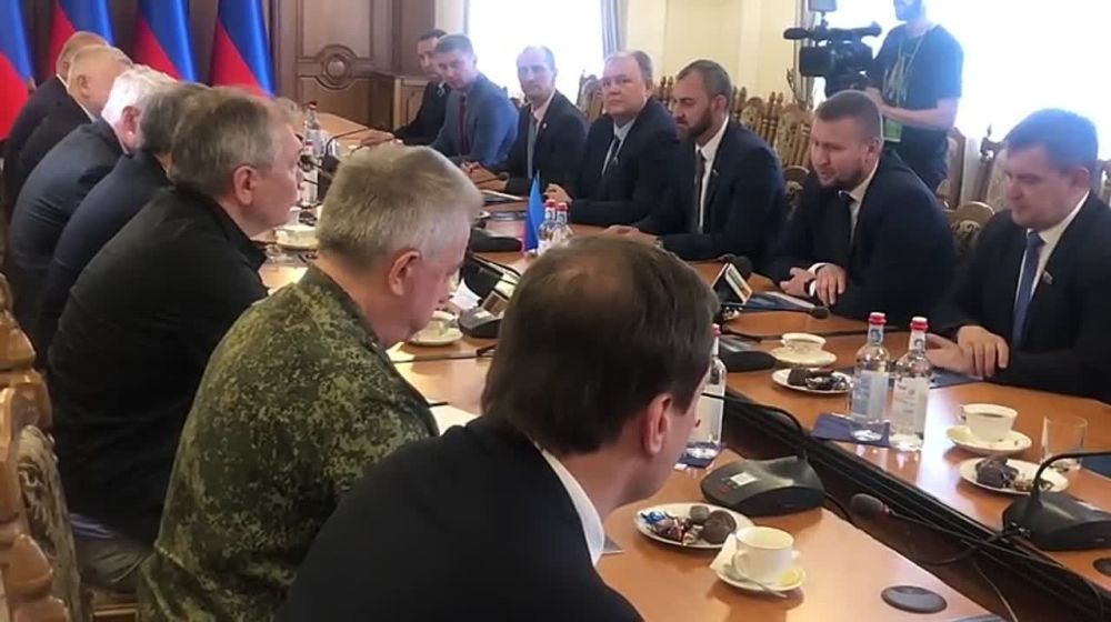 «ЛуганскИнформЦентр» опубликовал кадры встречи Вячеслава Володина со спикером Народного совета ЛНР Денисом Мирошниченко