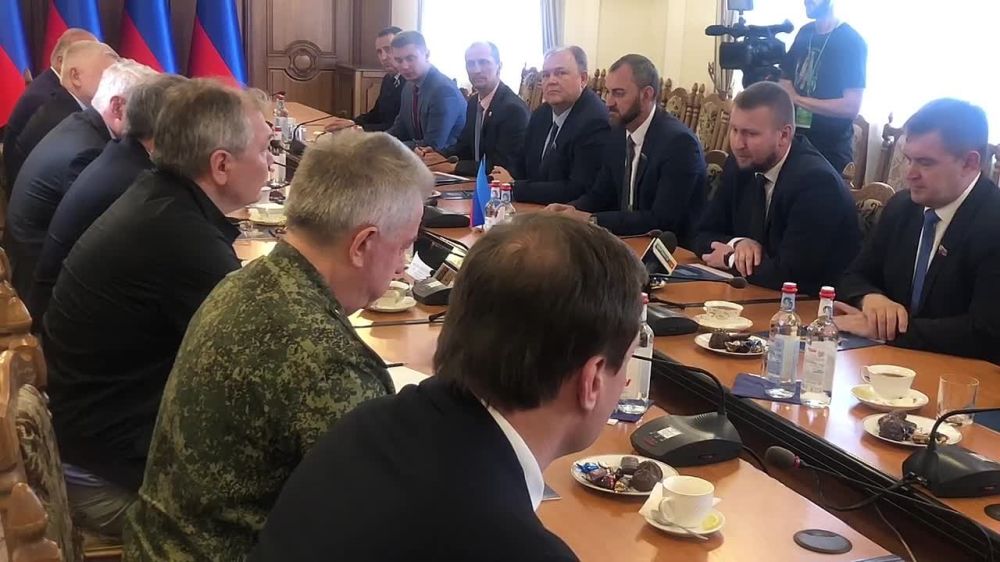 Председатель Народного Совета ЛНР Денис Мирошниченко встретился в Луганске с Председателем Государственной думы Российской Федерации Вячеславом Володиным