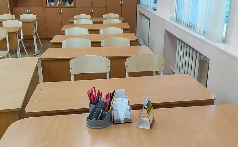 Сотрудники «Уралвагонзавода» сделают мебель для школы в ЛНР