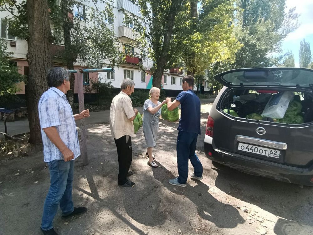 Добровольцы Штаба Захара Прилепина в Луганской области и общественного движения «Неравнодушные» в очередной раз доставили гуманитарную помощь людям, оказавшимся в трудной жизненной ситуации
