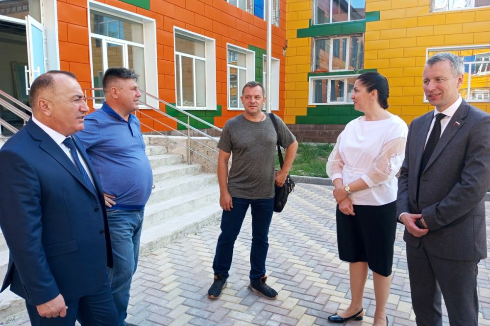 Павел Пилавов и Жанна Марфина совместно с депутатом Госдумы РФ Алексеем Волоцковым посетили Станицу Луганскую