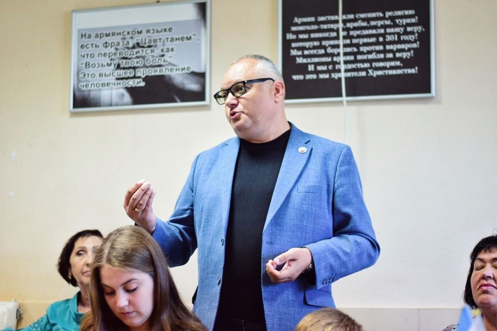 Председатель комиссии по вопросам культуры, образования и науки, директор Луганского учебно-воспитательного объединения "Восток" Антон Кондратенко поделился жизненными историями присутствующих на встрече